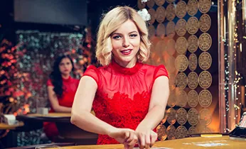 Hai gà chọi thể hiện kỹ thuật chiến đấu